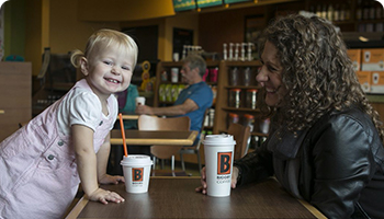 mother and child at biggby coffee franchise